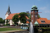 St.-Willehadi-Kirche und Bulle am Schlauchturm der ehemaligen Feuerwehr in der Kreisstadt Osterholz-Scharmbeck