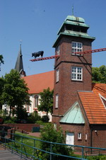 St.-Willehadi-Kirche und Bulle am Schlauchturm der ehemaligen Feuerwehr in der Kreisstadt Osterholz-Scharmbeck
