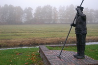 Bronzeguss von "Onkel Hermann" (F�hrmann bis 1923 bei "Tietjens H�tte") (von Lothar Rieke) im Morgennebel am Torfkanal beim Hafen der Kreisstadt Osterholz-Scharmbeck