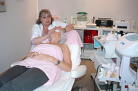 Kosmetikerin Ulrike Hilse bei der Behandlung in der Wellness-Lounge der "Parf�merie La Rose" (Inh.: Ewa Mierzwa), Findorffstr. 10, 27726 Worpswede, Tel.: 04792/3049595, Mobil: 0172/4218294, Fax.: 04792/3049594, Mail: ewamierzwa@parf�merie-la-rose.de, Homepage: www.parf�merie-la-rose.de