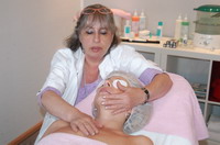 Kosmetikerin Ulrike Hilse bei der Behandlung in der Wellness-Lounge der "Parf�merie La Rose" (Inh.: Ewa Mierzwa), Findorffstr. 10, 27726 Worpswede, Tel.: 04792/3049595, Mobil: 0172/4218294, Fax.: 04792/3049594, Mail: ewamierzwa@parf�merie-la-rose.de, Homepage: www.parf�merie-la-rose.de