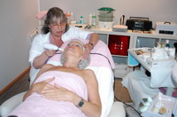 Kosmetikerin Ulrike Hilse bei der Behandlung in der Wellness-Lounge der "Parf�merie La Rose" (Inh.: Ewa Mierzwa), Findorffstr. 10, 27726 Worpswede, Tel.: 04792/3049595, Mobil: 0172/4218294, Fax.: 04792/3049594, Mail: ewamierzwa@parf�merie-la-rose.de, Homepage: www.parf�merie-la-rose.de