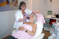 Kosmetikerin Ulrike Hilse bei der Behandlung in der Wellness-Lounge der "Parf�merie La Rose" (Inh.: Ewa Mierzwa), Findorffstr. 10, 27726 Worpswede, Tel.: 04792/3049595, Mobil: 0172/4218294, Fax.: 04792/3049594, Mail: ewamierzwa@parf�merie-la-rose.de, Homepage: www.parf�merie-la-rose.de