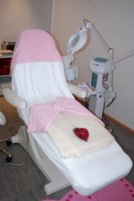 Der Behandlungsraum der Wellness-Lounge der "Parf�merie La Rose" (Inh.: Ewa Mierzwa), Findorffstr. 10, 27726 Worpswede, Tel.: 04792/3049595, Mobil: 0172/4218294, Fax.: 04792/3049594, Mail: ewamierzwa@parf�merie-la-rose.de, Homepage: www.parf�merie-la-rose.de