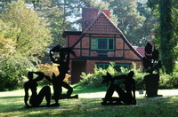 Schattenfiguren-Ausstellung von Stefan Szczesny am Kunstpark vor der Grossen Kunstschau und dem Kaffee Worpswede