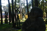 Schattenfiguren-Ausstellung von Stefan Szczesny am Kunstpark vor der Grossen Kunstschau und dem Kaffee Worpswede