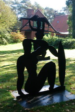 Schattenfiguren-Ausstellung von Stefan Szczesny am Kunstpark vor der Grossen Kunstschau und dem Kaffee Worpswede