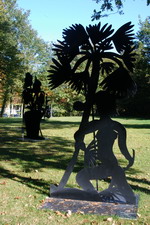 Schattenfiguren-Ausstellung von Stefan Szczesny am Kunstpark vor der Grossen Kunstschau und dem Kaffee Worpswede