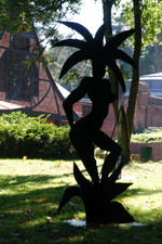 Schattenfiguren-Ausstellung von Stefan Szczesny am Kunstpark vor der Grossen Kunstschau und dem Kaffee Worpswede