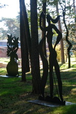 Schattenfiguren-Ausstellung von Stefan Szczesny am Kunstpark vor der Grossen Kunstschau und dem Kaffee Worpswede