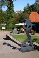 Schattenfiguren-Ausstellung von Stefan Szczesny am Kunstpark vor der Grossen Kunstschau und dem Kaffee Worpswede