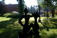 Schattenfiguren-Ausstellung von Stefan Szczesny am Kunstpark vor der Grossen Kunstschau und dem Kaffee Worpswede