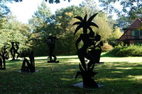 Schattenfiguren-Ausstellung von Stefan Szczesny am Kunstpark vor der Grossen Kunstschau und dem Kaffee Worpswede