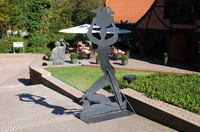 Schattenfiguren-Ausstellung von Stefan Szczesny am Kunstpark vor der Grossen Kunstschau und dem Kaffee Worpswede