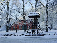 Dorfglocke vor dem Rathaus in der Bauernreihe im Winter bei Schnee - Foto von Karin Schiestl