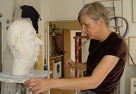 Bildhauerin im Atelier - Foto von Karin Schiestl