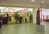 Kreissparkasse mit Skulptur von Prof. Waldemar Otto - Foto von Karin Schiestl
