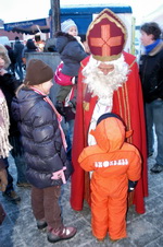 Der Nikolaus verteilte auf dem Weihnachtsmarkt auf dem Marktplatz in Schwanewede Geschenke an die Kleinsten