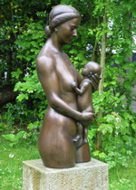 Skulptur "Mutter mit S�ugling"