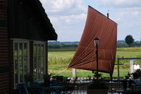 Torfkahn mit braunem Segel vor der Hammeh�tte