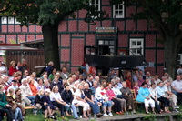 Zuschauer beim Torfkahngottesdienst beim Sommerfest an der "Hammeh�tte" in Neu Helgoland