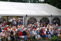 Zuschauer beim Torfkahngottesdienst beim Sommerfest an der "Hammeh�tte" in Neu Helgoland