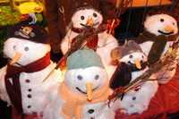 Schneem�nner auf dem stimmungsvollen Weihnachtsmarkt an der Schule in Worpswede