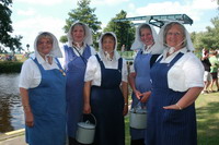Frauen in landwirtschaftlicher Tracht vor der Zugbr�cke in Neu Helgoland an der Hamme