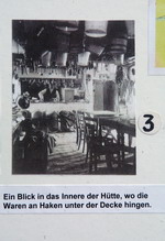 Ein Blick in das Innere der Hütte, wo die Waren unter der Decke hingen