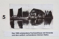 Das 1905 entstandene Fachwerkhaus mit Veranda und dem seitlich vorhandenen kleinen Hafen