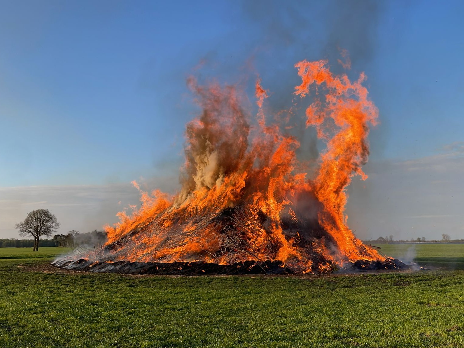 Bild zu Grasberg - Osterfeuer