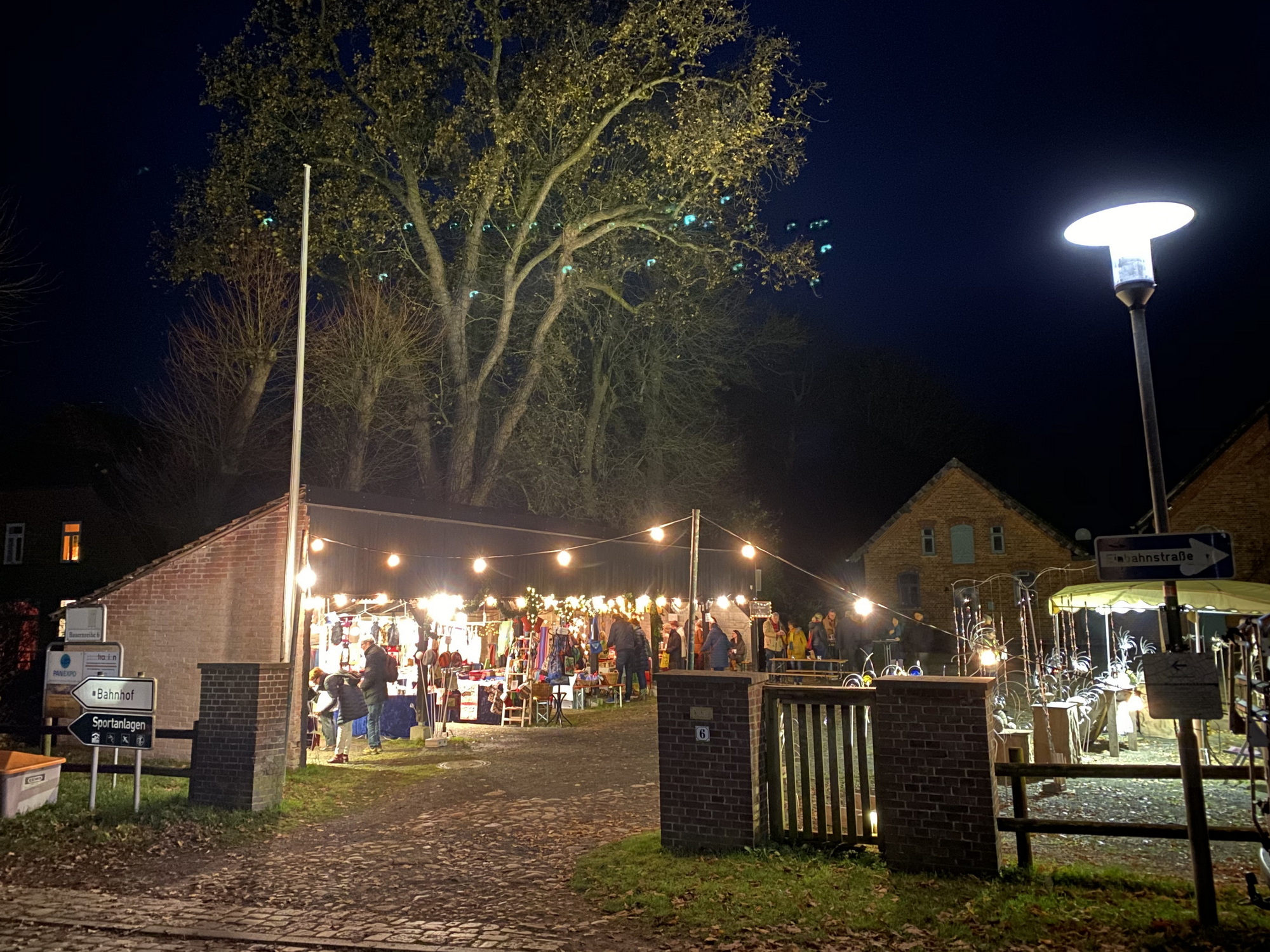 Bild zu Worpswede - Adventszauber auf dem winterlichen Hofmarkt auf dem Rickert’schen Hof