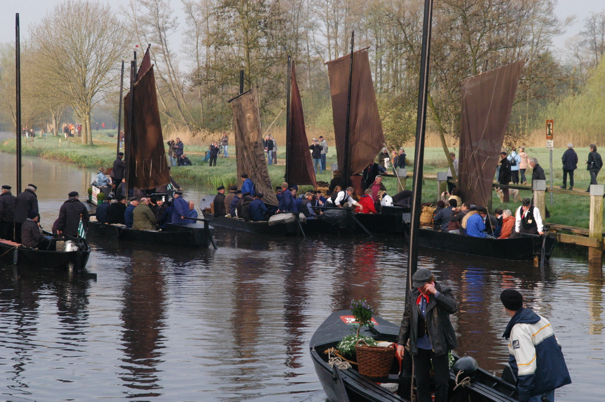 Bild zu Worpswede - Torfkahnarmada an der Hamme Hütte Neu Helgoland