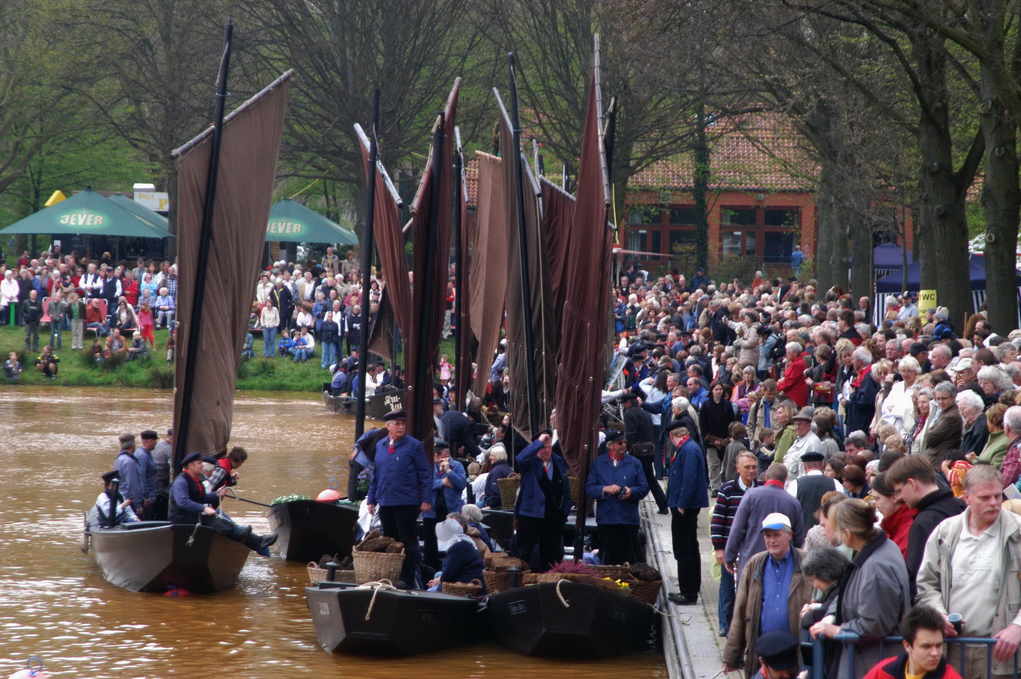 Bild zu Ausflugstipp: Bremen - Torfhafenfest zur Torfkahnarmada im Torfhafen