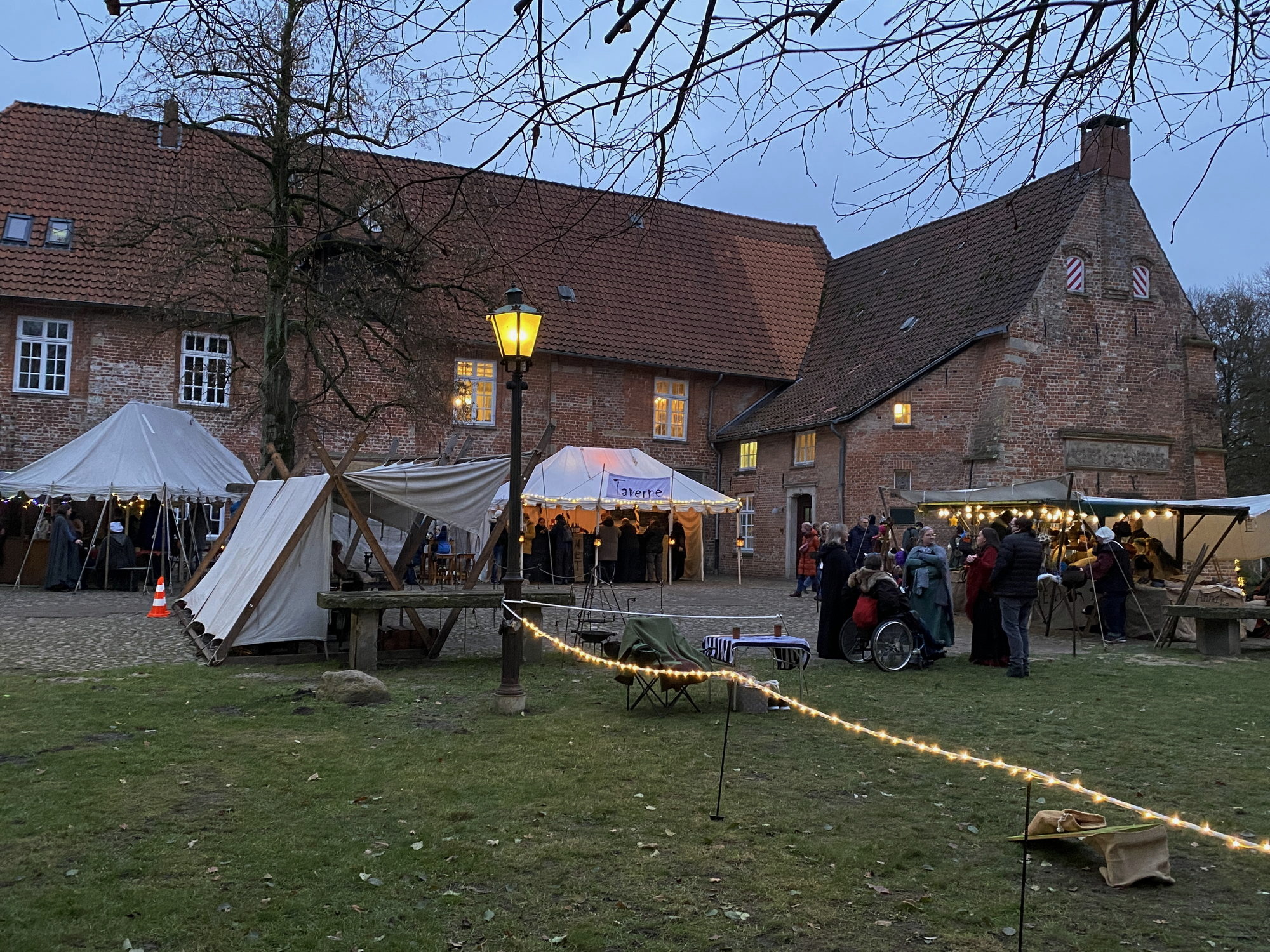 Bild zu Ausflugstipp: Bremen - Burgfrieden (buntes vorweihnachtliches Treiben auf Burg Blomendal)
