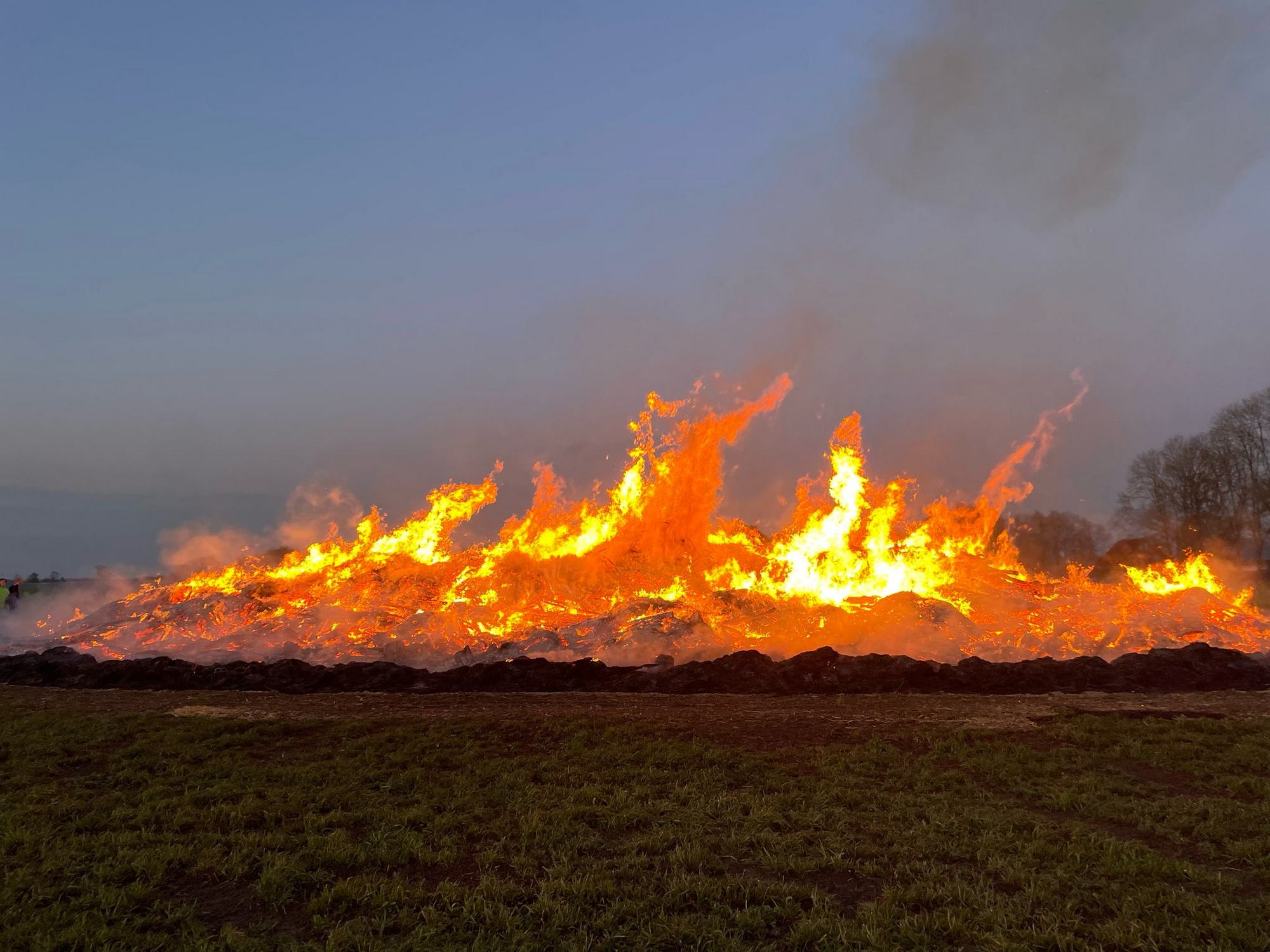 Bild zu Osterholz-Scharmbeck - Osterfeuer in Pennigbüttel