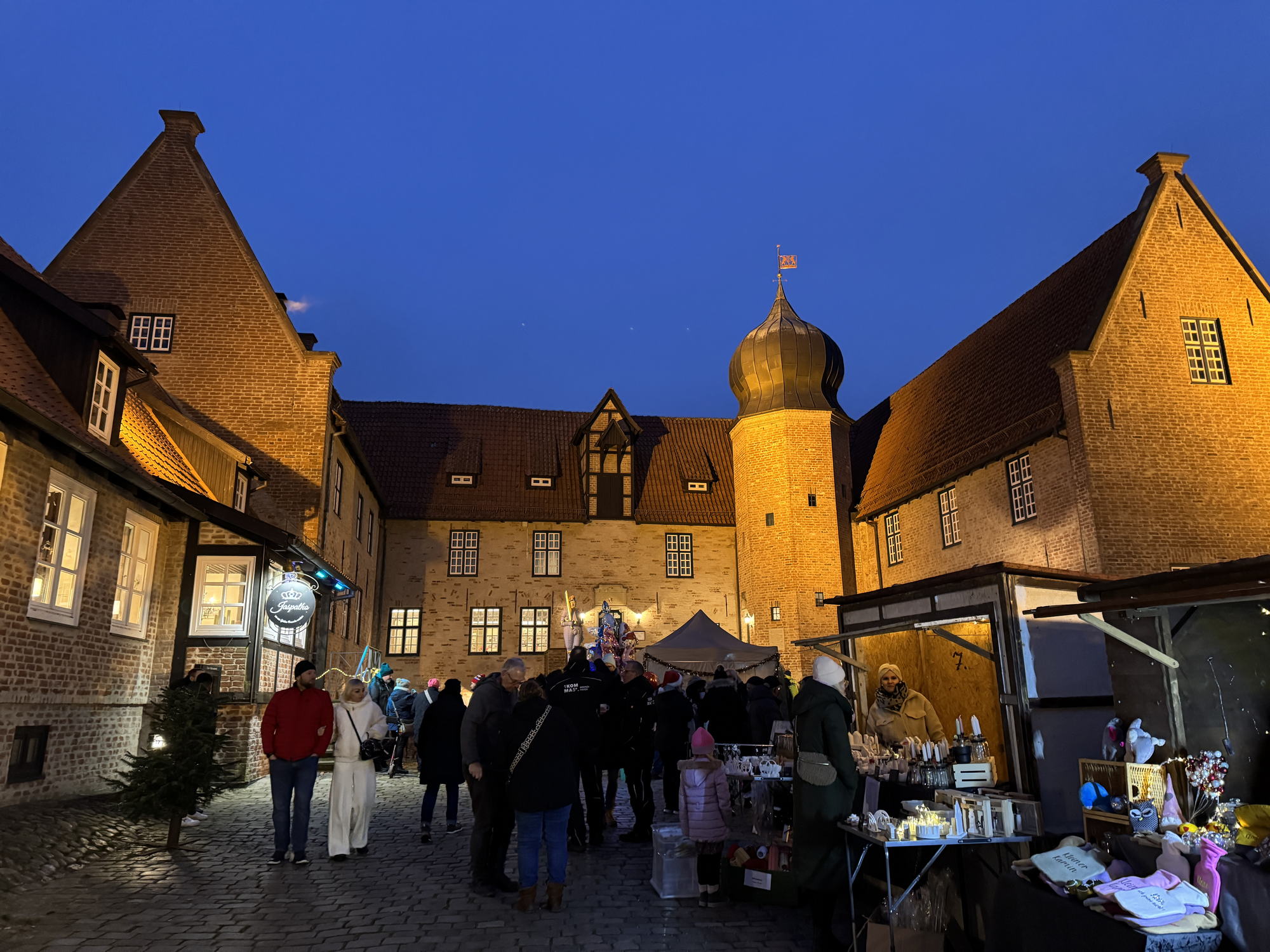 Bild zu Ausflugstipp: Geestland OT Bad Bederkesa -  Weihnachtsmarkt an der Burg Bederkesa