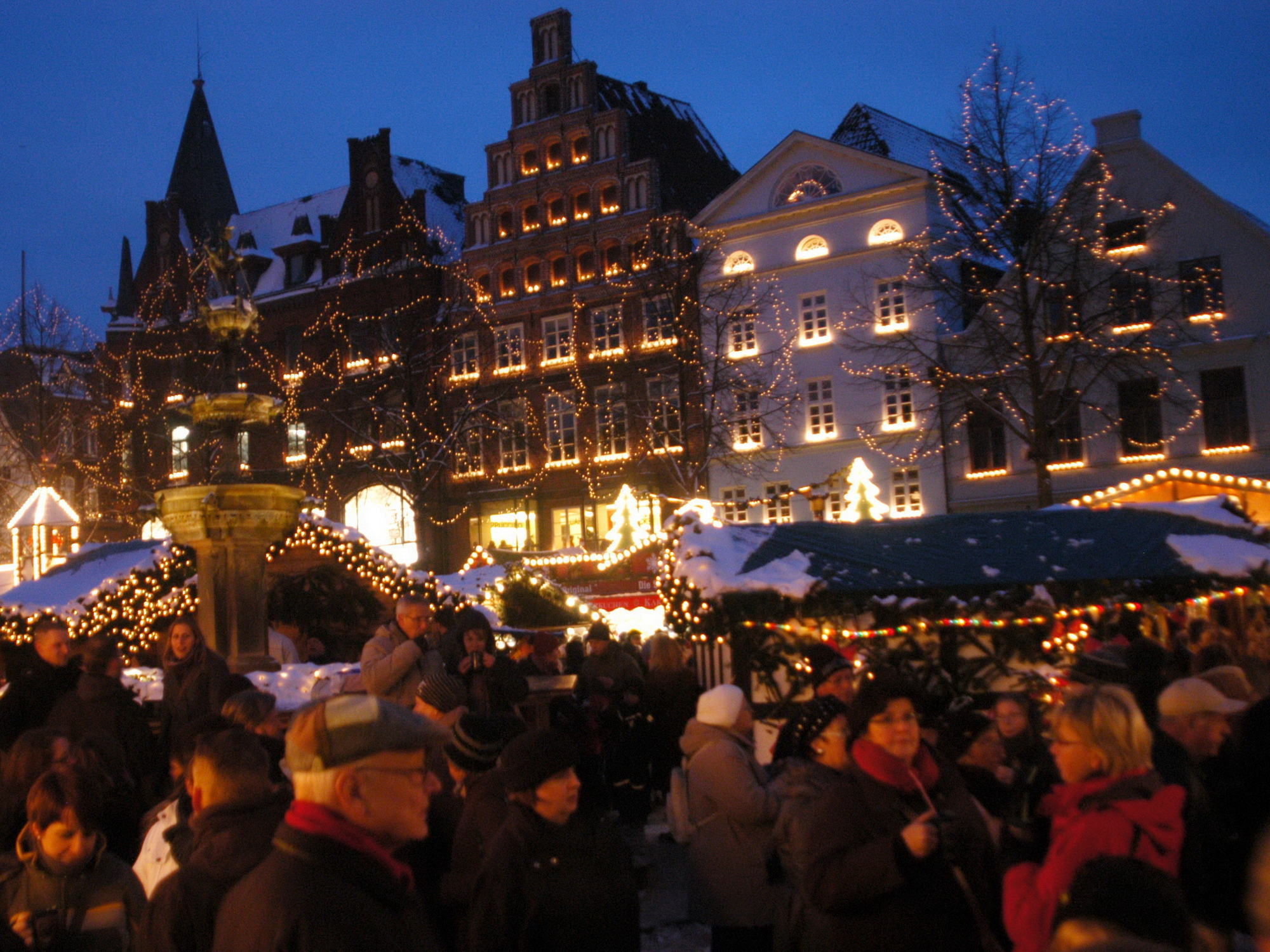 Bild zu Ausflugstipp: Lüneburg - Weihnachtsmarkt am Rathaus