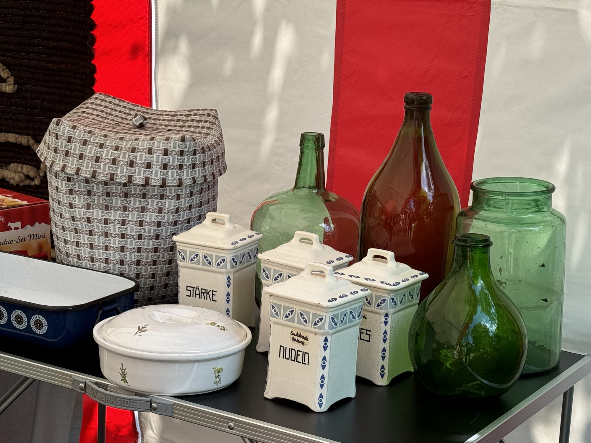 Bild zu Ausflugstipp: Bremerhaven - Flohmarkt-Trödelmarkt in der Flohmarkthalle Engelbert - Am Schaufenster