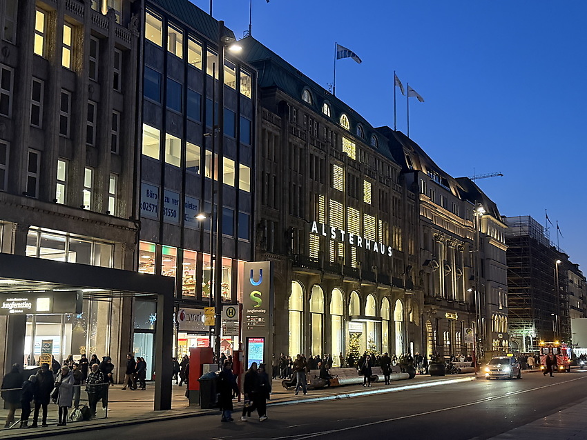Ausflugstipp: Hamburg - Weihnachtszeit: Weihnachtlich geschmücktes Alterhaus am Jungfernstieg