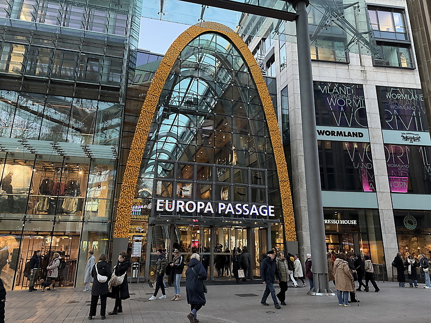 Ausflugstipp: Hamburg - Weihnachtszeit: Weihnachtsstimmung am Eingang zum Shoppingcenter Europa Passage am Ballindamm