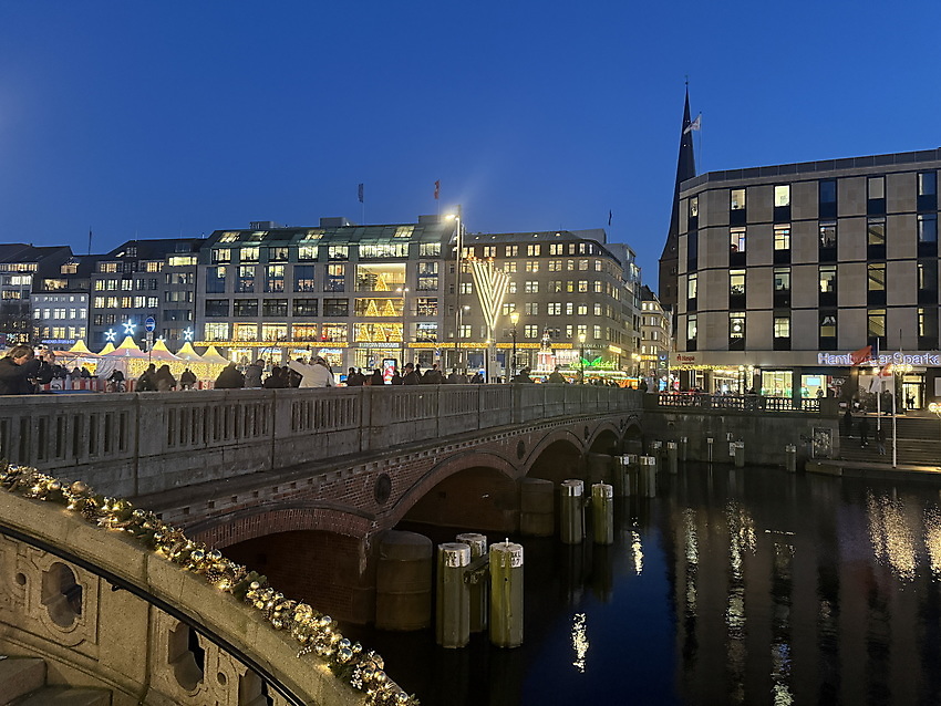 Ausflugstipp: Hamburg - Weihnachtszeit: Weihnachtsstimmung an der Brücke Ecke Jungfernstieg / Ballindamm bei den Alsterarkaden