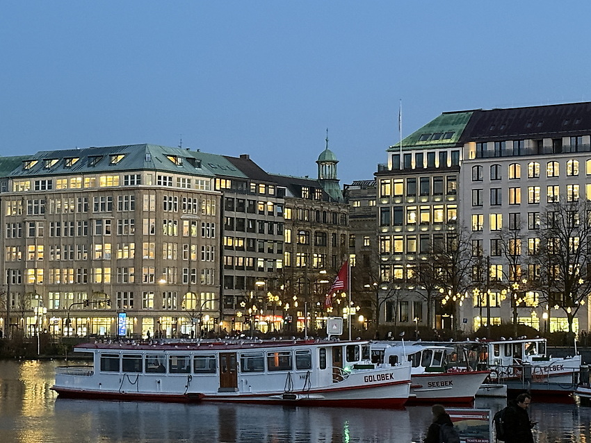 Ausflugstipp: Hamburg - Weihnachtszeit: Alsterschiff in der Weihnachtszeit am Ballindamm