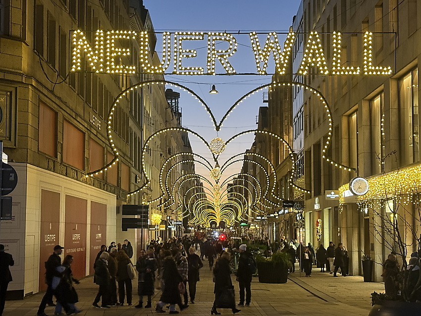 Ausflugstipp: Hamburg - Weihnachtszeit: Weihnachtlich geschmückter Eingang zum Neuen Wall